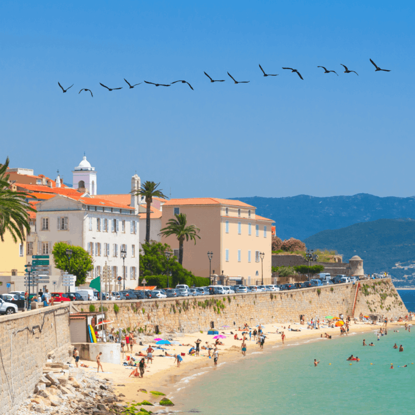 Kleiner Strand am Stadtrand von Ajaccio auf Korsika. (Canva)