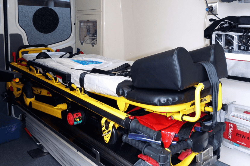 Der Blick auf eine Liege in einem Rettungswagen erinnert an guten Reiseschutz.