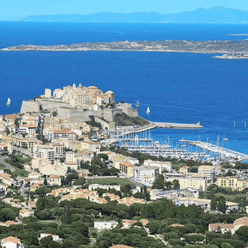 Blick auf die schöne Stadt Calvi an der Küste des Mittelmeeres.