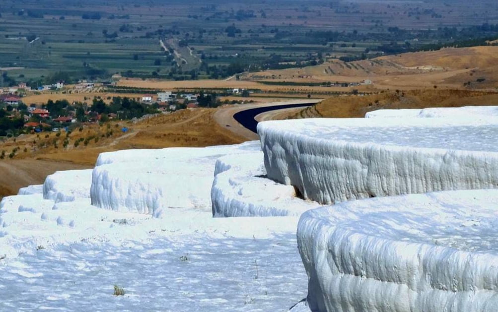 Blick auf die Kalkbecken von Pamukkale (Türkei).