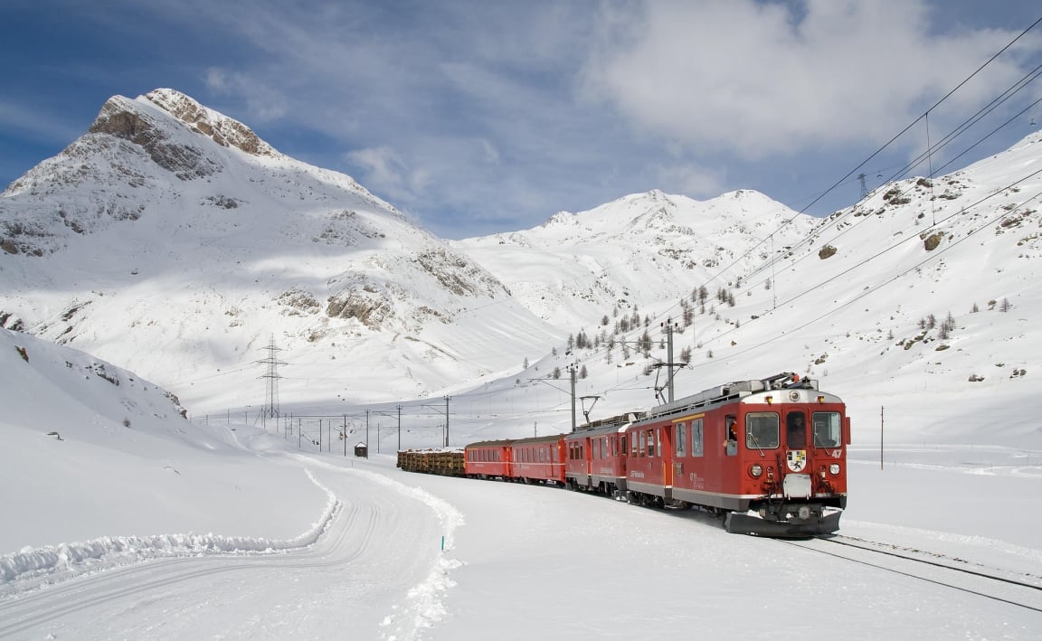 Der Bernina Express im Schnee.