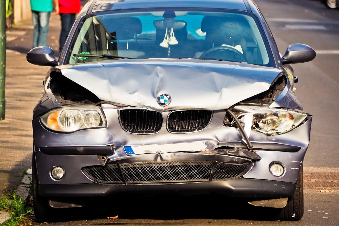 Ein demoliertes Auto von vorn.