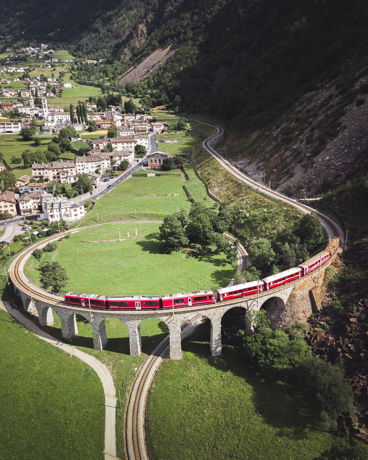 Der Bernina Express zwischen Davos und Italien auf eine runden Viadukt.