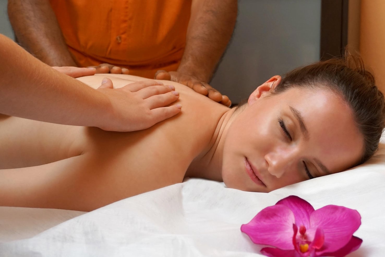 Eine Frau genießt während ihrer Reise eine Massage.