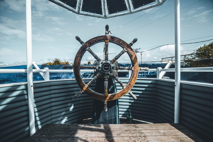Ein Steuerrad eines Schiffes - symbolisch ausgewählte für Fluss- und Seereisen.