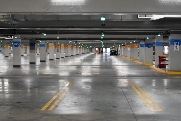 Ein leeres Parkhaus erwartet das Fahrzeug der Reisenden vor Abflug oder Ablegen des Schiffes.
