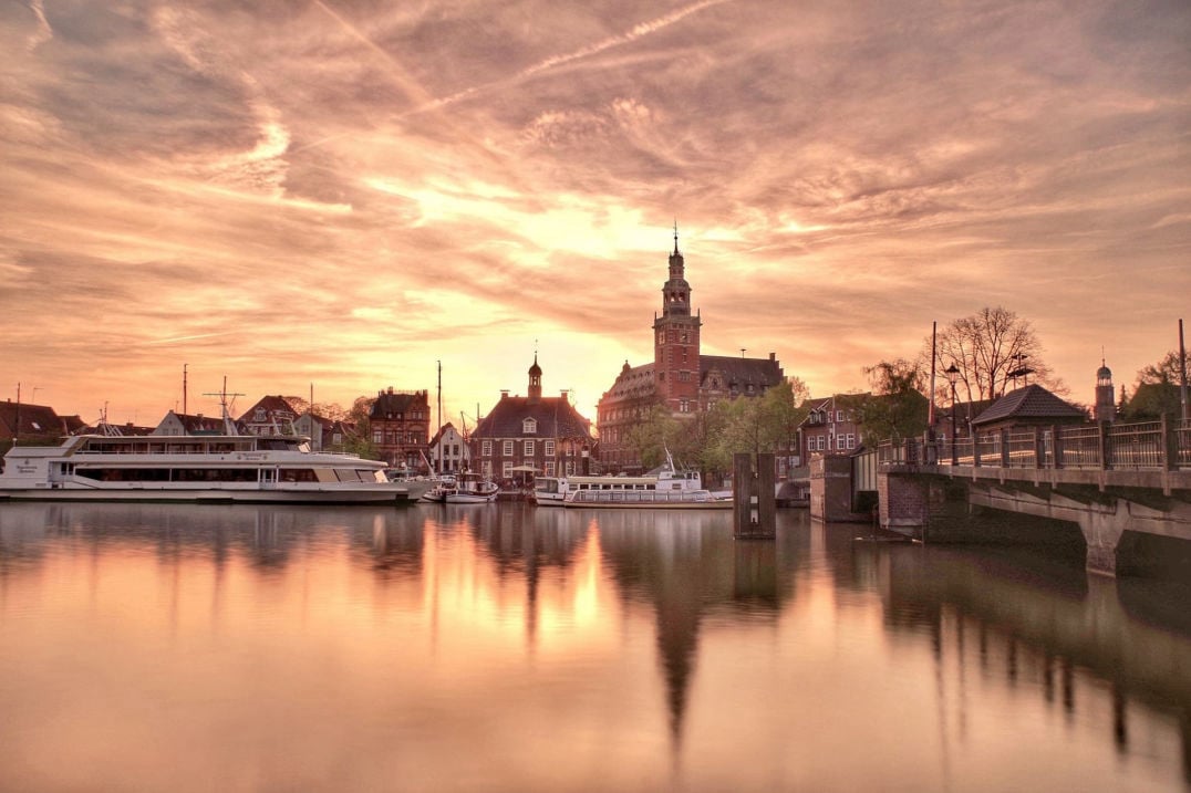 Stadtansicht Leer mit Wasser und Ausflugsschiff: Unvergessliche Momente.